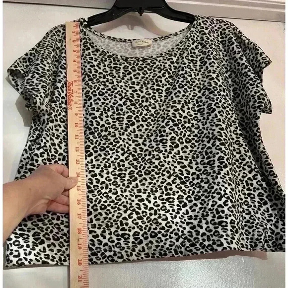Free Kisses Short Sleeve Leopard Print Shirt Size Large SOFT L Top - Picture 3 of 5